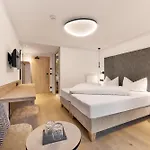 Quality Hosts Arlberg - Goldenes Kreuz Hotel 3*