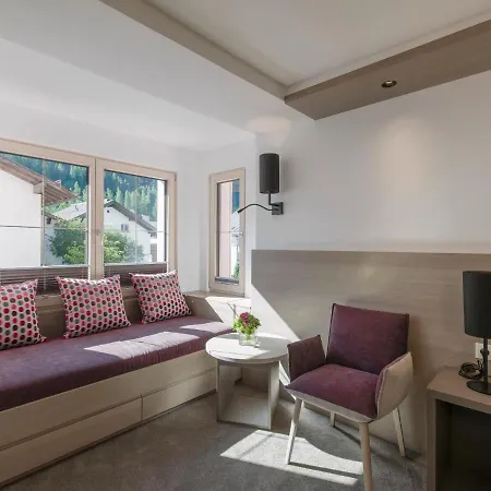 Quality Hosts Arlberg - Hotel Goldenes Kreuz B&B - Sommerkarte Premium Inklusive