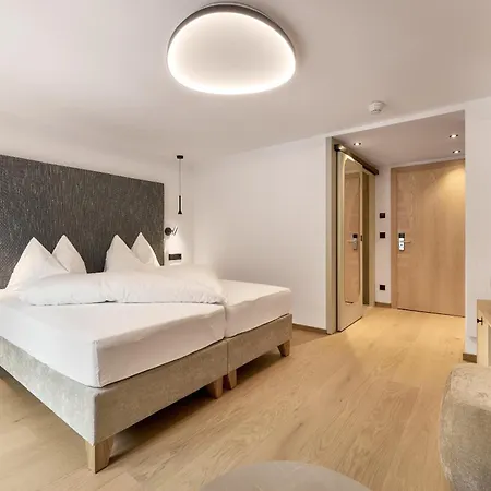 Quality Hosts Arlberg - Hotel Goldenes Kreuz B&B - Sommerkarte Premium Inklusive Отель 3*