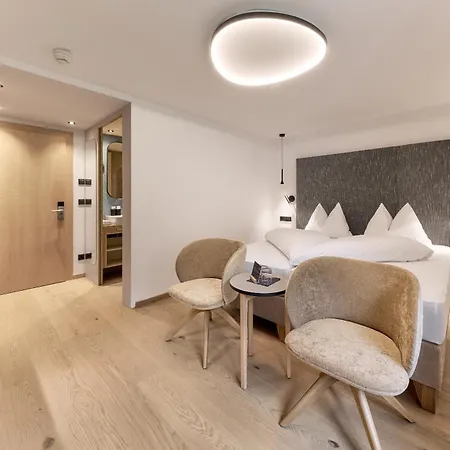 Quality Hosts Arlberg - Hotel Goldenes Kreuz B&B - Sommerkarte Premium Inklusive 3* Санкт-Антон-ам-Арльберг