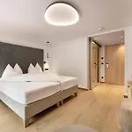 Quality Hosts Arlberg - Goldenes Kreuz Hotel 3*