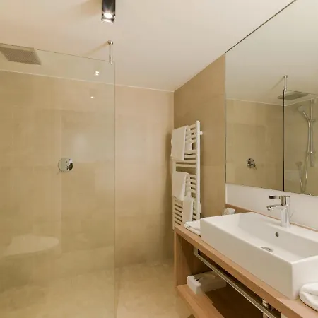 Quality Hosts Arlberg - Goldenes Kreuz ホテル 3*