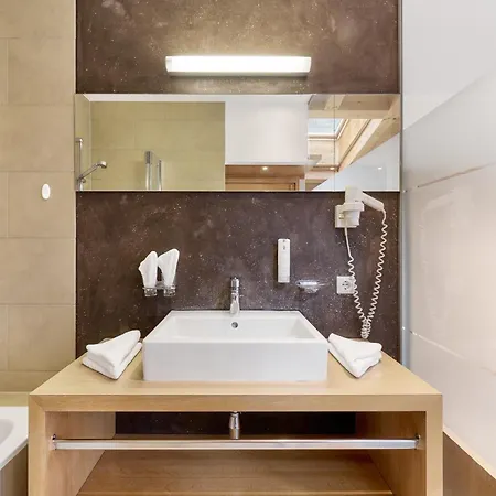 Quality Hosts Arlberg - Goldenes Kreuz - Sommerkarte Premium Inklusive Hotel Sankt Anton am Arlberg
