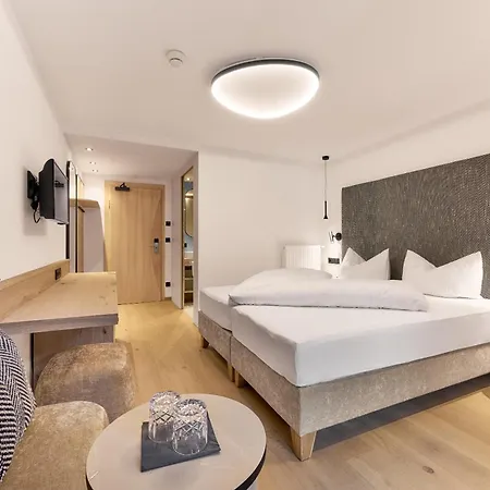 Quality Hosts Arlberg - Goldenes Kreuz ホテル 3*