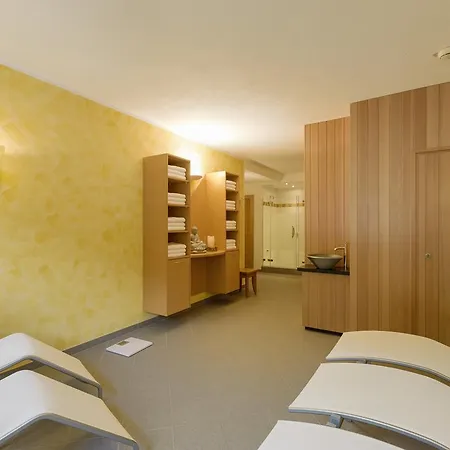 Quality Hosts Arlberg - Goldenes Kreuz ホテル 3*