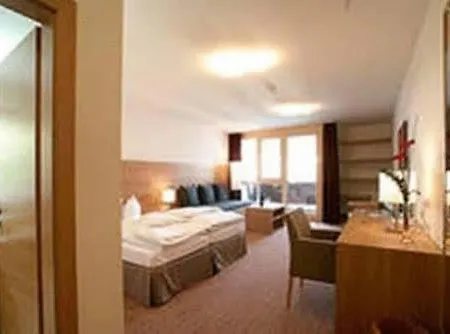 Quality Hosts Arlberg - Goldenes Kreuz ホテル サンクト・アントン・アム・アールベルク